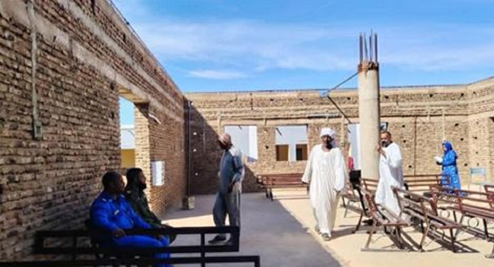 ▲수단의 와드 디압 알 가바의 콥트 공동체 구성원들이 부분적으로 재건된 교회 건물에서 모여 있다. ⓒCSW