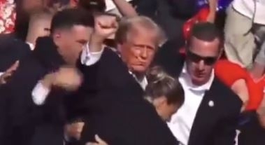 도널드 트럼프 대통령이 펜실베이니아주 버틀러에서 열린 집회 도중 암살 시도를 당한 후 실려 나가는 모습. ©X