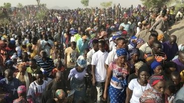 마이두구리 교구, 후아바지 성산 순례 센터에서 올리버 도엠 주교와 함께하는 연례 십자가의 길 행사. ©ACN