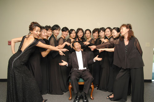 벨칸토 여성합창단원들과 강임규 상임지휘자(가운데)