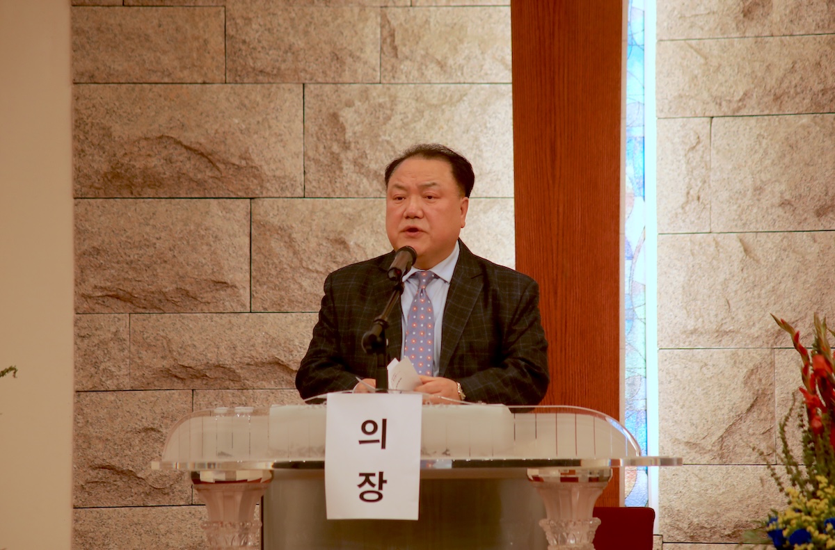 뉴욕목사회 박희근 회장이 회무를 진행하고 있다.