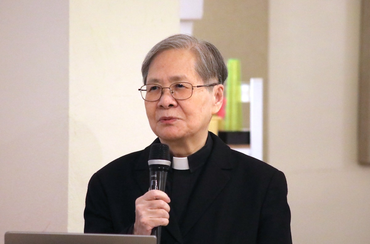 바울세계선교회 대표 한영숙 목사가 최근 열린 제1회 공개성서강좌에서 인사하고 있다.