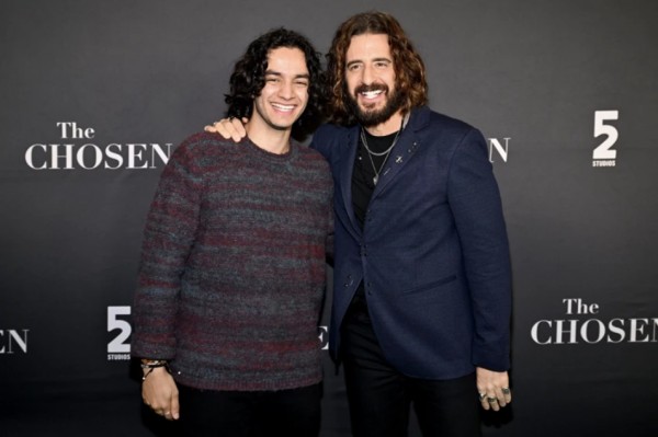 지난 2월 20일 미국 노스캐롤라이나주 샬럿에서 열린 ChosenCon 행사에 참석한 배우 마이클 이스칸더와 극중 예수 그리스도 역을 맡은 배우 조나단 루미(오른쪽). ©Photo courtesy of 5&2 Studios