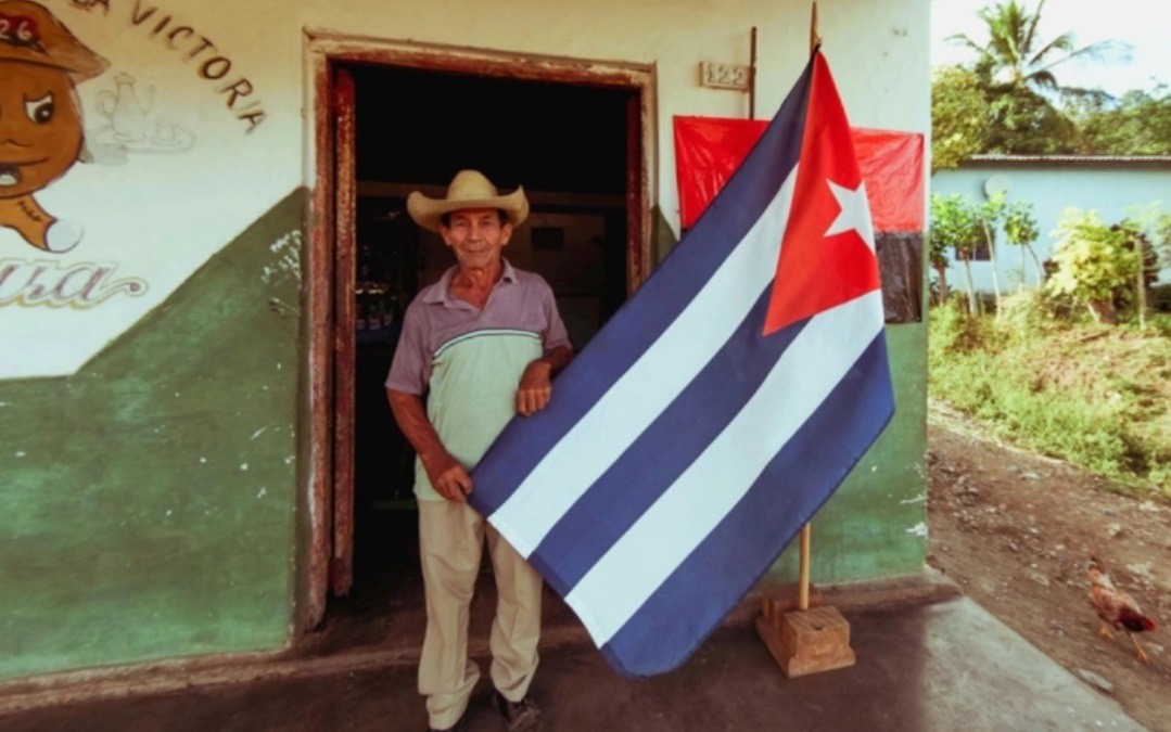 ▲한 쿠바 주민이 국기를 들고 있다. ⓒPexels