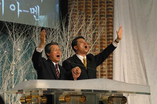 ▲과거 강남예배당에서 故 옥한흠 목사(왼쪽)와 오정현 목사(오른쪽)가 찬양하던 모습. ⓒ사랑의교회