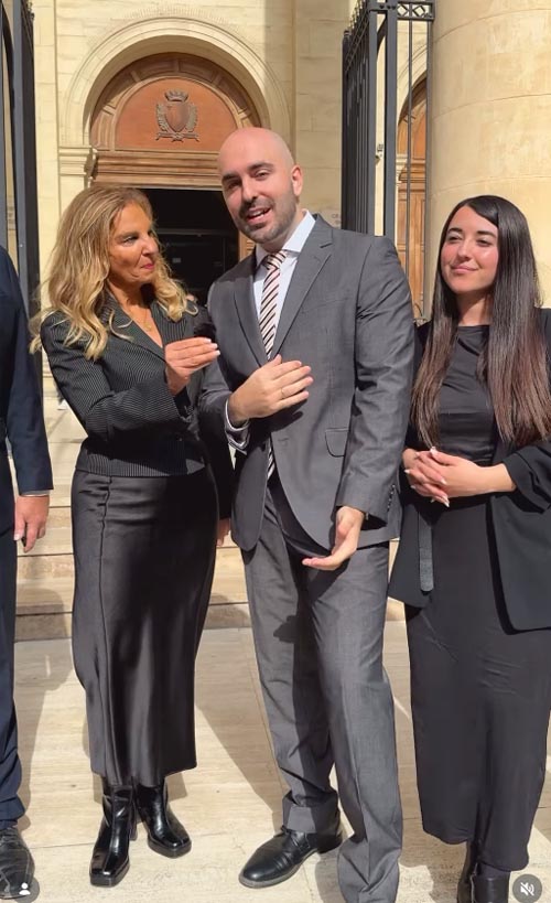 ▲법원 밖에서 무죄 판결에 대한 소감을 전하고 있는 매튜 그레치. ⓒInstagram/ Matthew Gretch