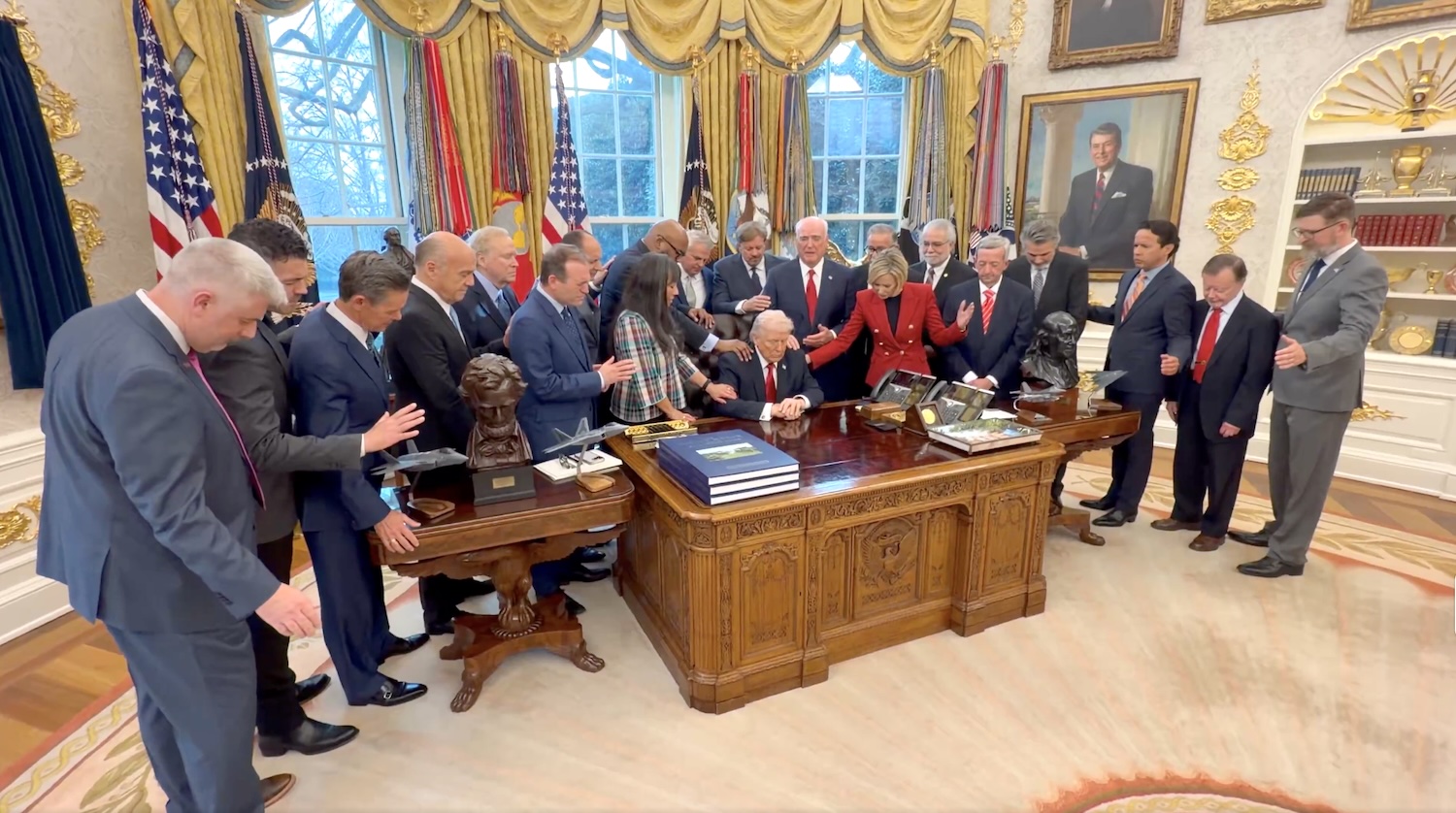 3월 5일 백악관에서 복음주의 지도자들 약 20여 명이 도널드 트럼프 대통령 주위에 모여 어깨에 손을 얹고 대통령과 미국, 군인들을 위해 기도하고 있다.