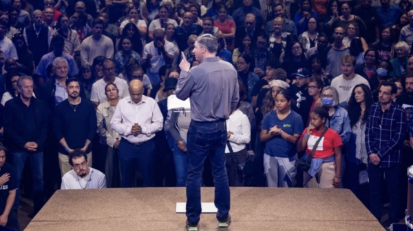 윌 그래함 목사가 설교를 마치기 전에 진행된 전도 집회에서 많은 사람들이 복음에 응답했다. ©BGEA
