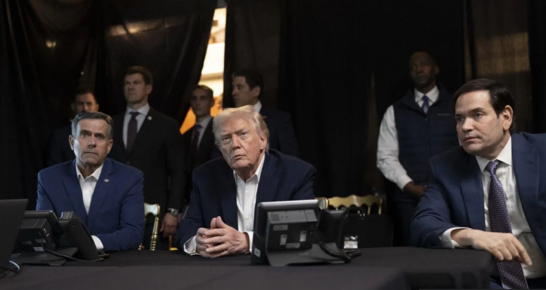 도널드 트럼프 미국 대통령(가운데)이 참모들과 이란 수뇌부 체포 작전을 지켜보고 있다. ⓒ백악관