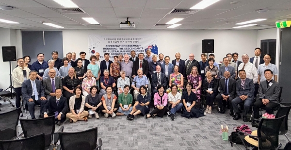 한인세계선교사회(KWMF) 임원단이 한국 복음화를 위해 헌신했던 호주 선교사들의 후손들을 찾아 감사의 뜻을 전했다. 참석자들이 기념사진을 찍고 있다. ©KWMF