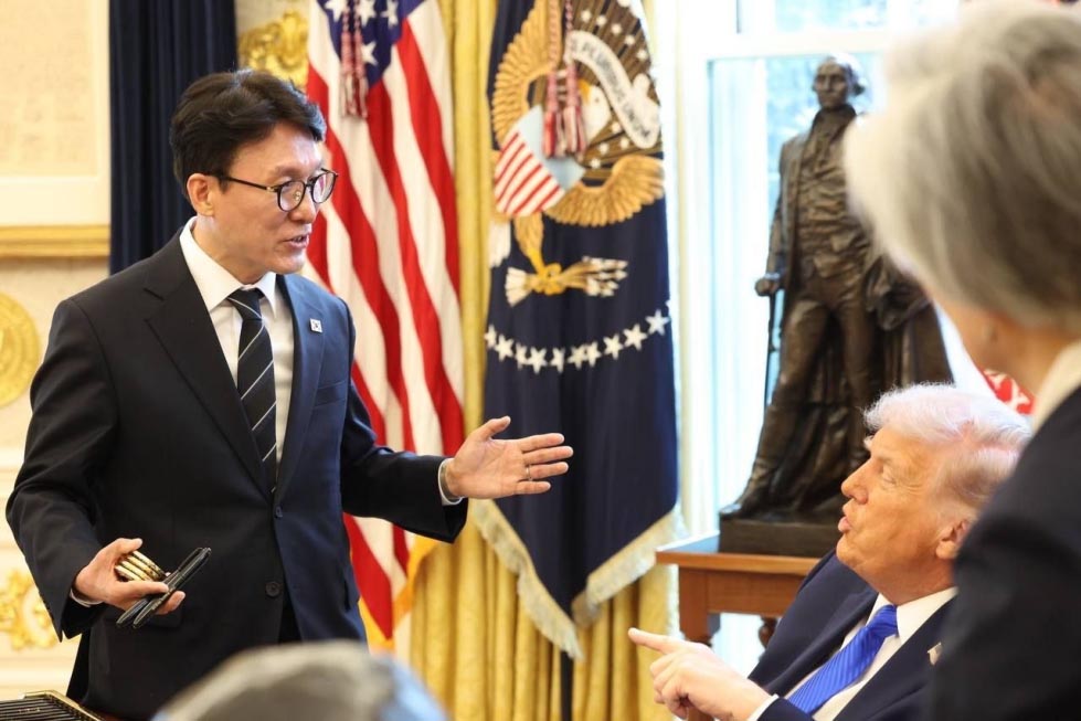 ▲(왼쪽부터) 김민석 총리가 3월 13일 트럼프 대통령과 대화하고 있다. ⓒ국무조정실