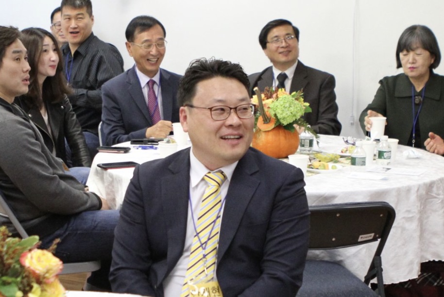 안재현 목사(가운데)와 뉴욕충신교회 성도들이 교제를 나누고 있다.