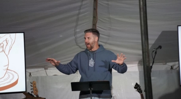 셰인 프루이트 목사가 2026년 3월 텍사스주 벨턴에 있는 메리 하딘-베일러 대학교에서 열린 천막 부흥회에서 설교하고 있다. ©University of Mary Hardin-Baylor