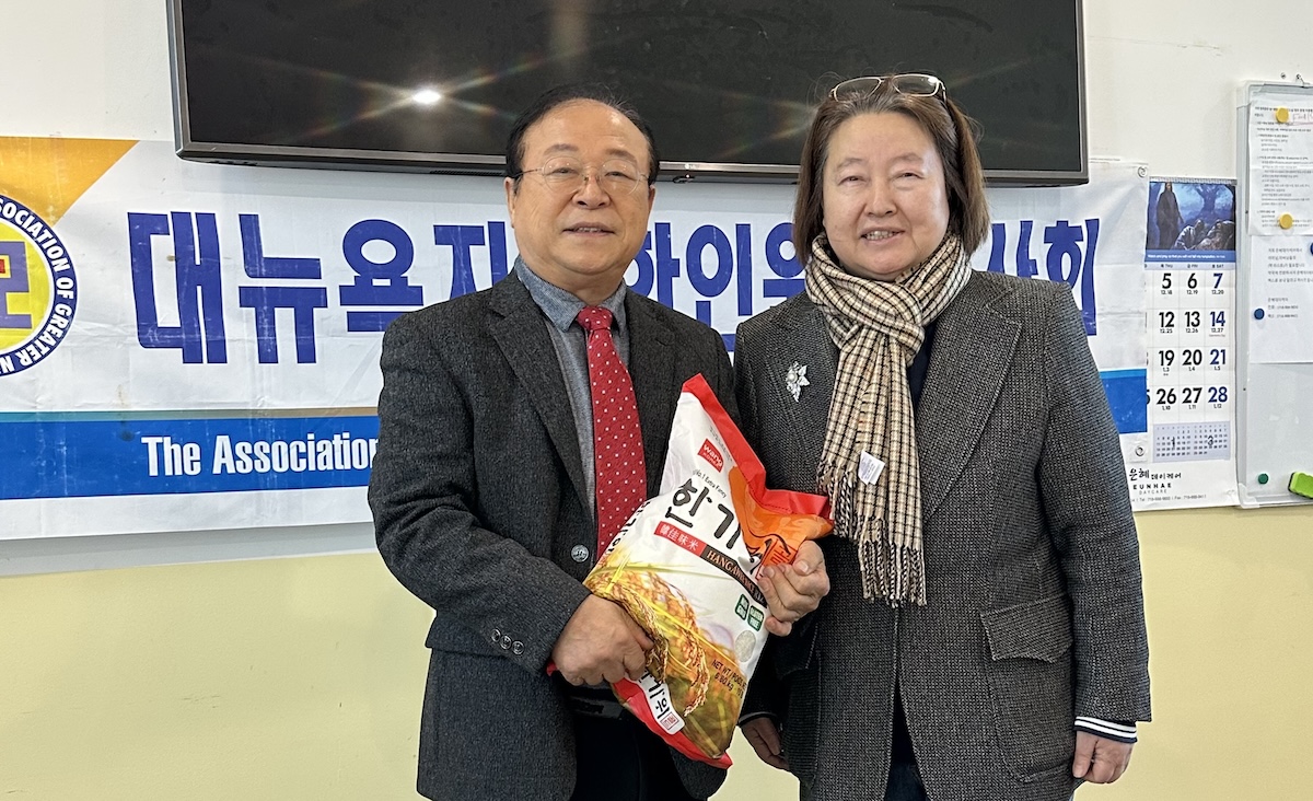 어린양개혁장로교회 류승례 목사(우)가 대뉴욕지구한인원로목사회장 송병기 목사(좌)에게 쌀을 전달하고 있다.