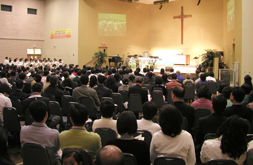 첫날 저녁집회에는 약 300여명의 목회자와 평신도 지도자들이 참가해 성황을 이뤘다. 