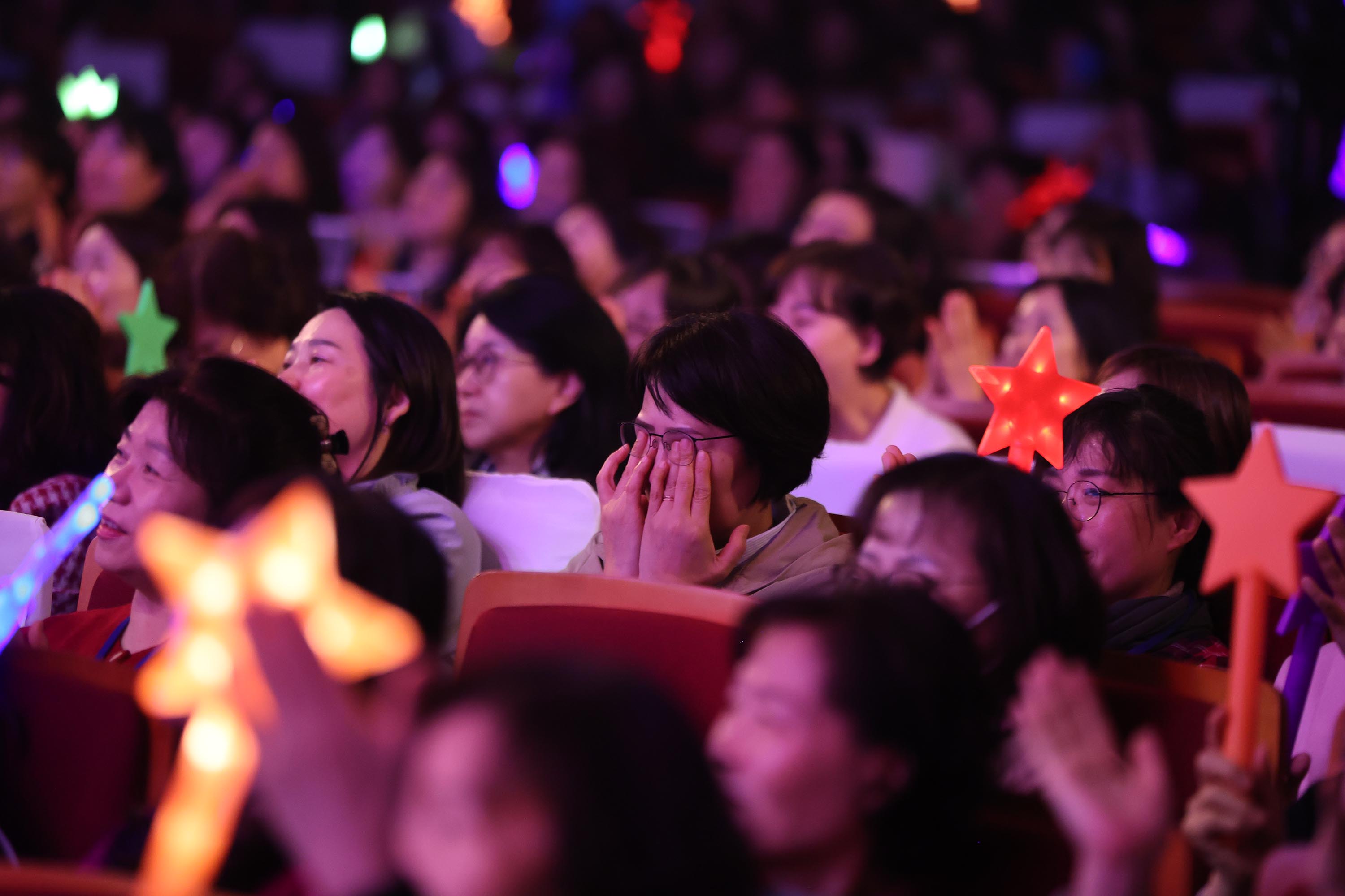 ▲목회자와 함께 사역의 현장을 묵묵히 지키는 사모들의 현실은 생각보다 힘겨운 것으로 나타났다. 사진은 지난해 오륜교회에서 열린 '2025 사모리조이스' 참석자들 모습. ⓒ오륜교회