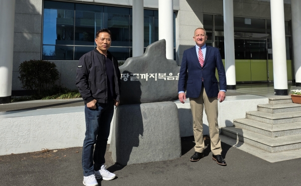 20일 부산 세계로교회를 찾아 손현보 목사(왼쪽)와 사진을 찍은 랍 맥코이 목사
