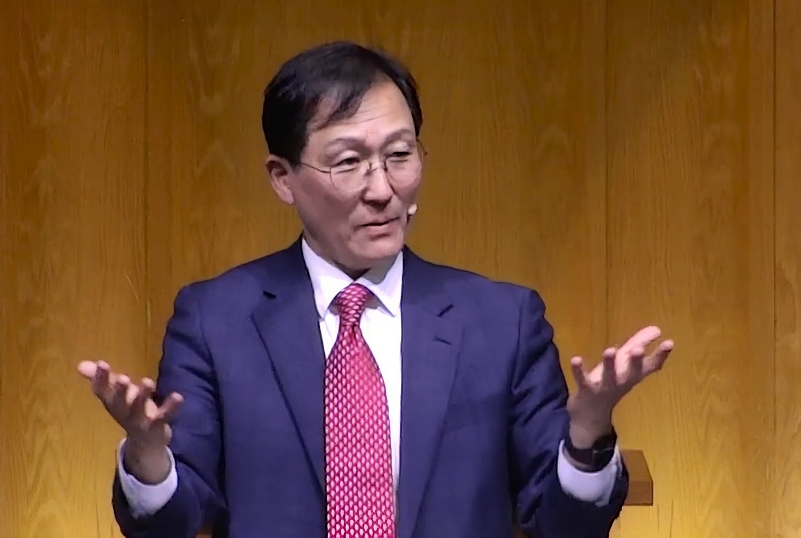 타코마 중앙장로교회 창립 54주년 감사예배에서 설교하는 이형석 목사