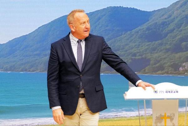 22일 부산 세계로교회 주일예배에서 설교하고 있는 랍 맥코이 목사 ©세계로교회