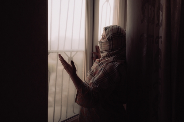 기도하는 아프간 여성의 모습. ©오픈도어선교회