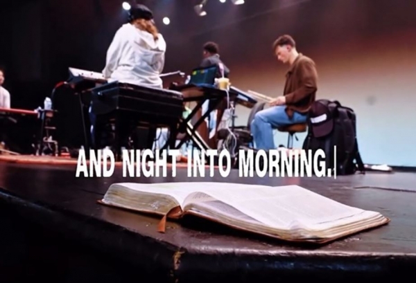 미국 플로리다주 레이클랜드에 위치한 사우스이스턴 대학교(SEU)에서 제니 앨런이 지난 2월 11일 메시지를 전한 후에도 학생들이 계속해서 모여 예배를 드리고 있다. ©Screengrab/Instagram/Kent Ingle