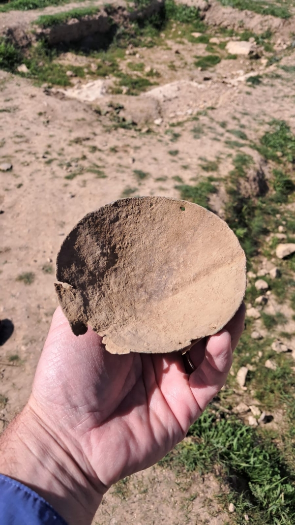 이스라엘 수시아에서 발견된 청동 저울 사진. ©이스라엘관광청/아치아 콘 타보르(Achia Kohn Tavor, 고고학 담당관).