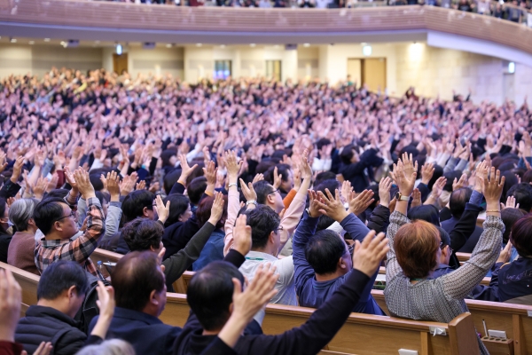 성도들이 기도하고 있다. ©사랑의교회