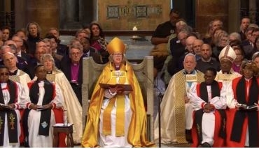 캔터베리 대주교 사라 멀랠리 여사가 캔터베리 대성당에서 취임식을 갖는 모습. ©영국 크리스천투데이