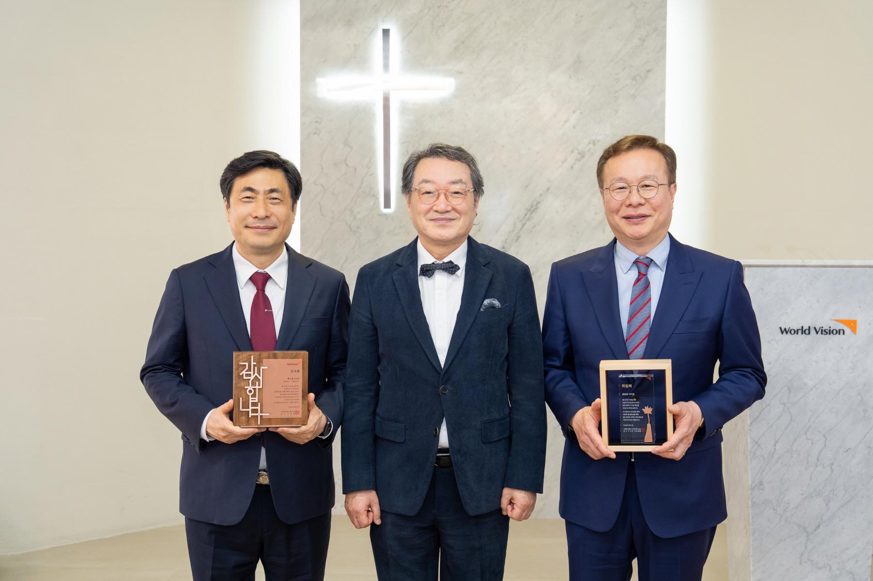 ▲(왼쪽부터) 박노훈 이임 이사장, 조명환 회장, 김승욱 신임 이사장. ⓒ월드비전