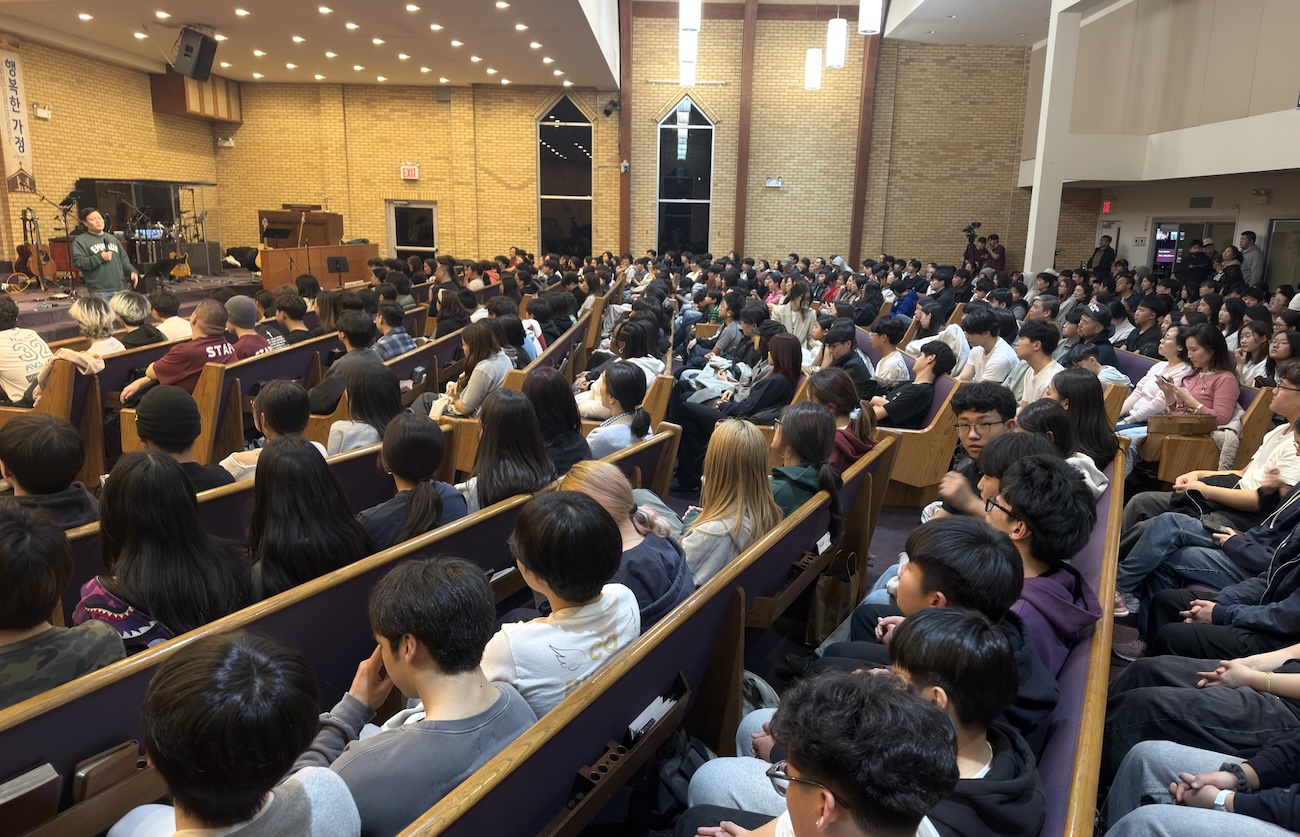 뉴욕교협 산하 청소년센터(AYC)가 27일 뉴욕은혜교회에서 청소년 봄부흥집회를 개최했다. 청소년 400여 명 참석해 뜨겁게 찬양하고 있다.