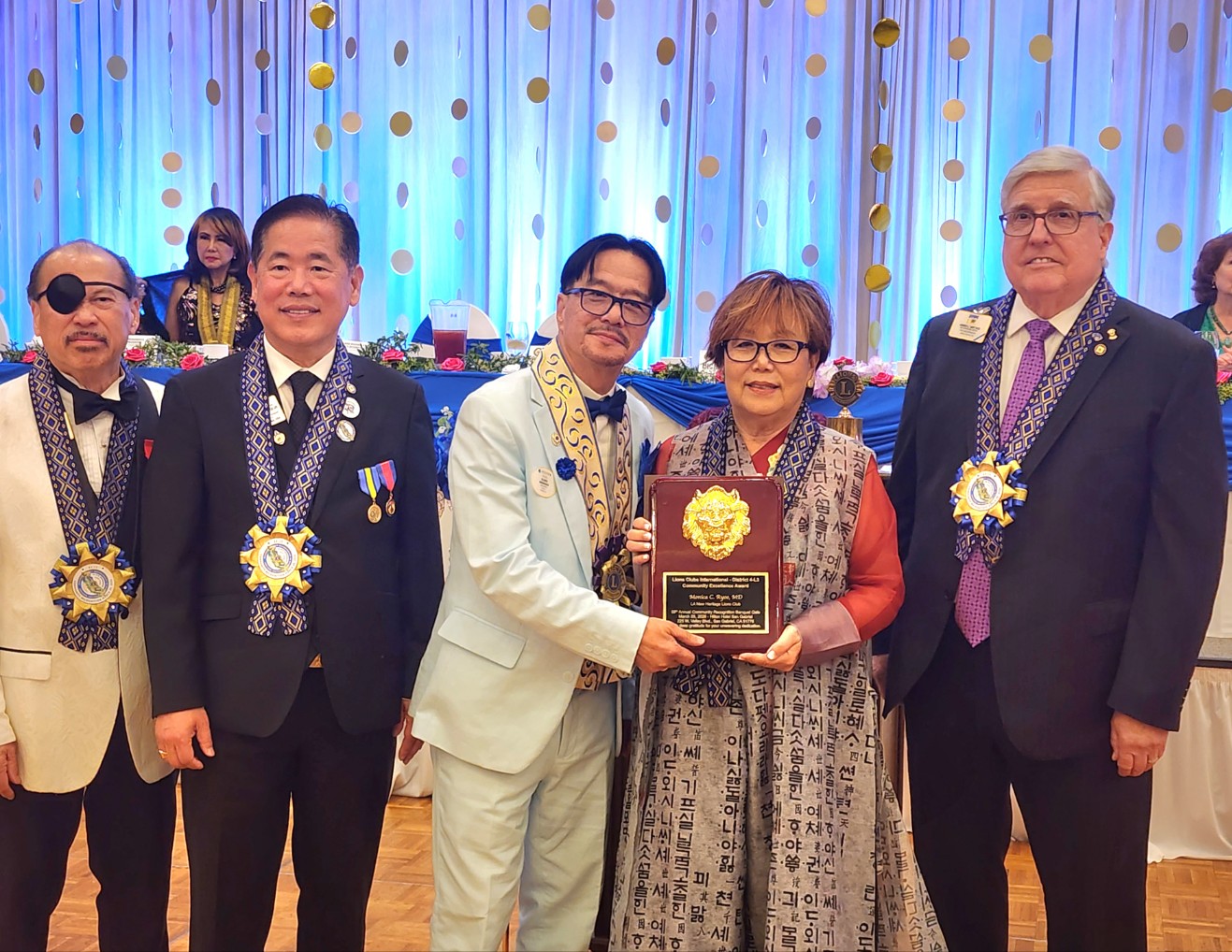 클럽 관계자들과 함께