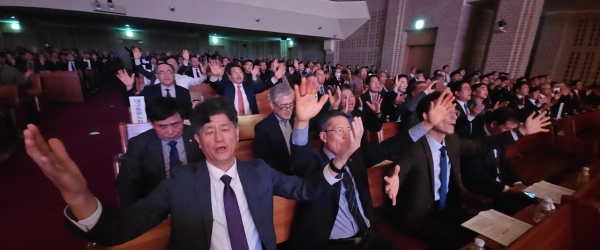 참석자들이 기도하고 있다. 