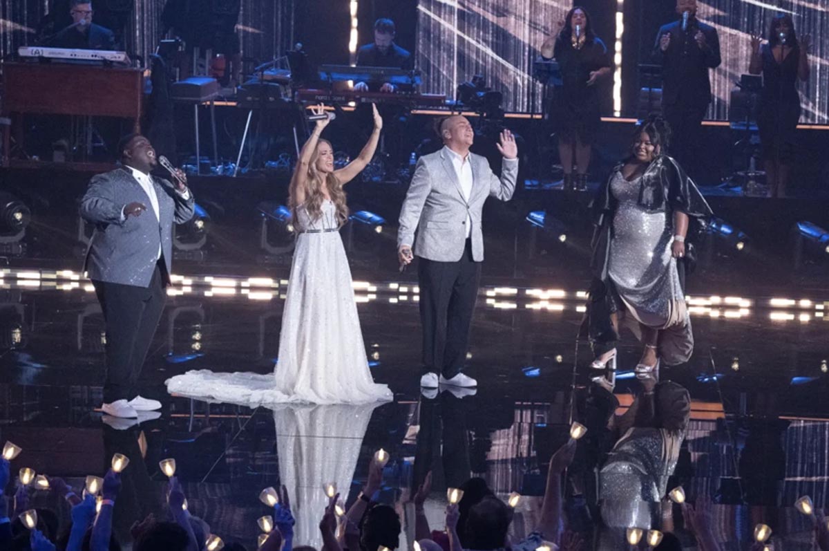 캐리 언더우드와 출연자들이 찬송가 '주 하나님 지으신 모든 세계'를 부른 후 관객들에게 인사하고 있다. ⓒ아메리칸 아이돌