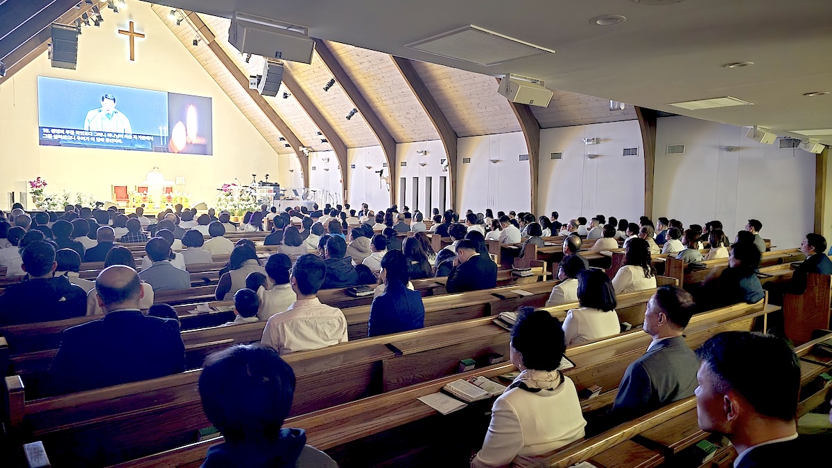 퀸즈장로교회 부활주일 촛불예배가 진행되고 있다.