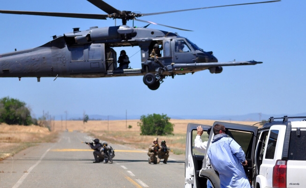 구조 헬기(HH-60)를 통한 작전을 훈련하고 있는 모습 ©미 공군