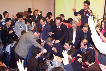 선교대회 이후 목회자를 비롯한 참석자들이 나와 북미선교 관계자들을 위해 기도하고 있다.