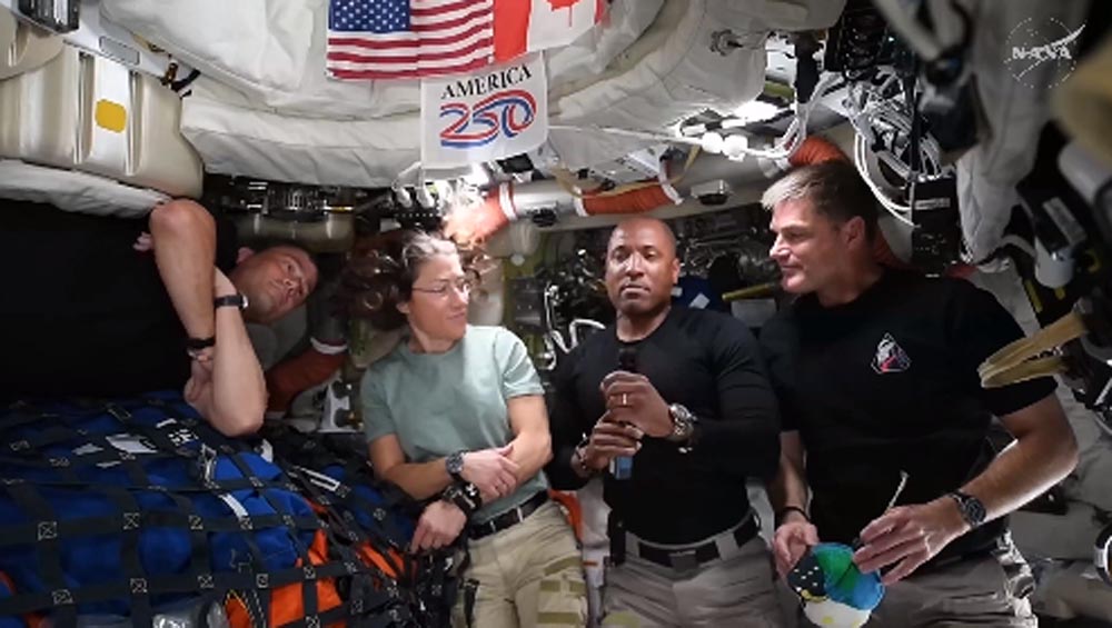 우주선 안에서 찬양을 부른 빅터 글로버(왼쪽부터 세 번째)와 동료들. ⓒNASA