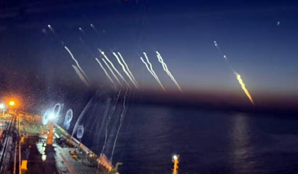 호르무즈 해협을 항해 중인 한국 선박에서 촬영한 이란의 미사일 발사 모습. ©전국해상선원노동조합연맹 제공