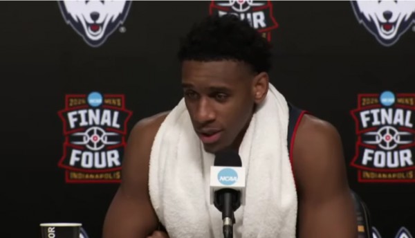 UConn(코네티컷대학교) 센터 타리스 리드 주니어 선수. 그는 미국 대학농구 챔피언십 결승전에서 패배를 경험했지만 경기 이후 하나님께 감사를 전하며 신앙을 강조했다. ©Screenshot/YouTube/March Madness