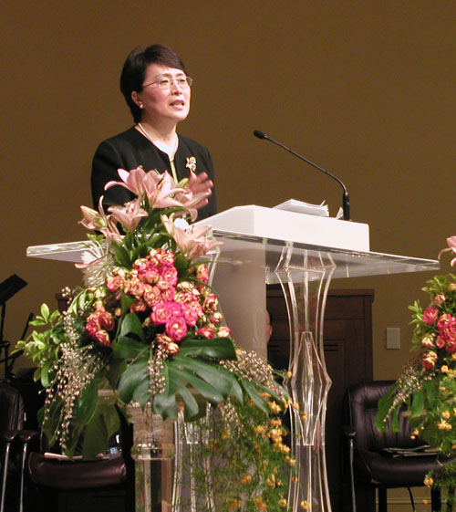 저녁집회에서 말씀을 전한 김혜선 목사