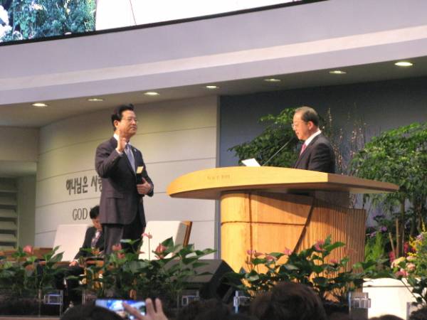 법원이 오정현 목사에 대한 사랑의교회 위임 결의가 무효라고 판단한 이후인 지난 2019년, 오 목사(왼쪽)가 다시 진행된 위임식에서 서약을 하고 있다. ©기독일보 DB