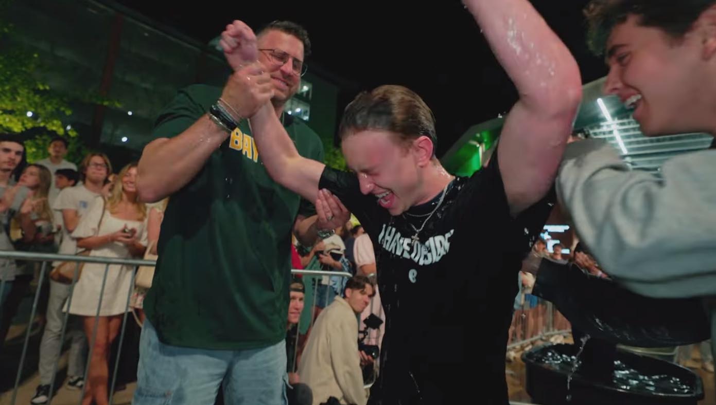 ▲한 학생이 침례를 받고 기뻐하고 있다. ⓒCBN뉴스 캡쳐