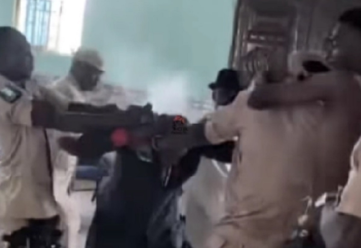 ▲나이지리아 델타주 우겔리에 있는 하나님의성회 교회 목사가 2026년 4월 12일 제복을 입은 사람들(로열 레인저스 소속으로 추정)과 대치한 모습이 담긴 영상이 유포되고 있다. ⓒ유튜브 영상 캡처