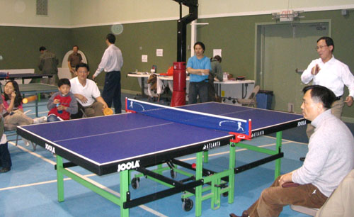 임마누엘연합감리교회 체육관에서 열린 탁구대회에서 신용철 목사가 경기를 치루고 있다. 