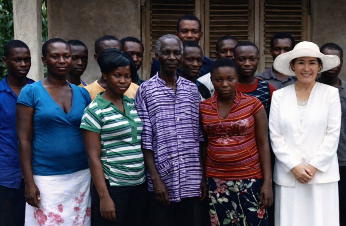 고(故) 에스더 권 선교사 (앞줄 맨 오른쪽)