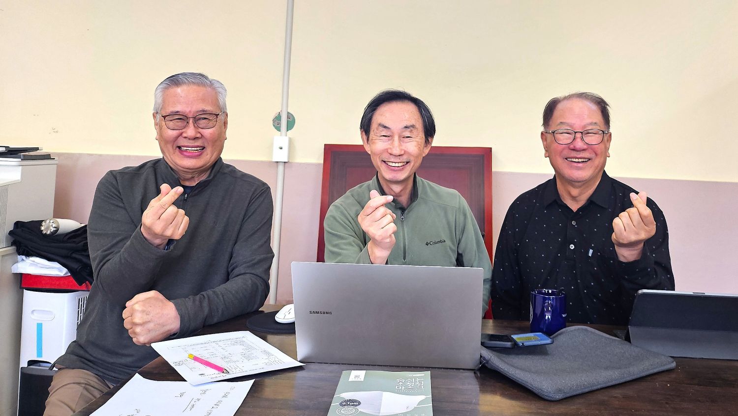 왼쪽부터 ‘벨 시니어 아카데미'를 준비하는 김안수 목사, 이홍남 벨 생명 회복 동산 이사장, 허인욱 선교사