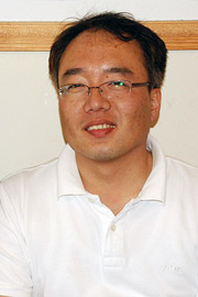 뉴저지 밀알선교단 홈페이지 1만번째 접속자로 당첨된 권성욱씨.