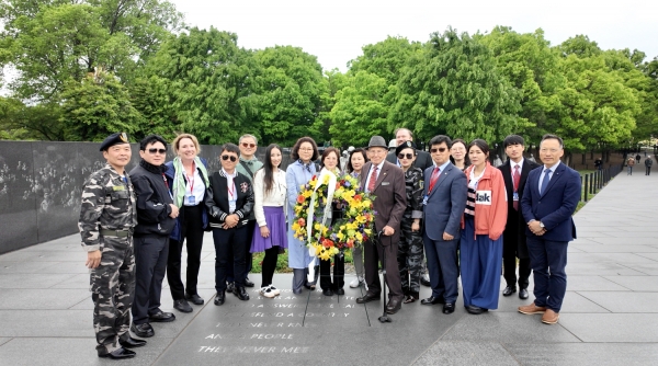 북한자유주간 첫날 헌화식에 참석한 북한대표단이 한국전쟁에 참전한 용사와 함께 기념촬영을 하고 있다.