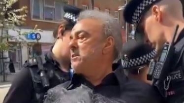 스티브 메일 목사가 경찰관 세 명에게 체포되는 모습. ©X