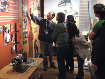 박준서 아시안 후원 개발 부회장이 투어에 참가한 한인청소년들에게 전시물에 대한 설명을 하고 있다.